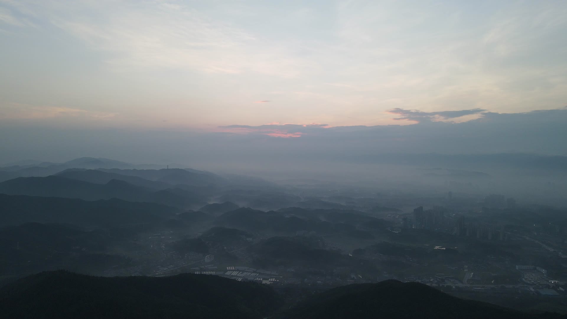航拍清晨日出大山云雾视频的预览图