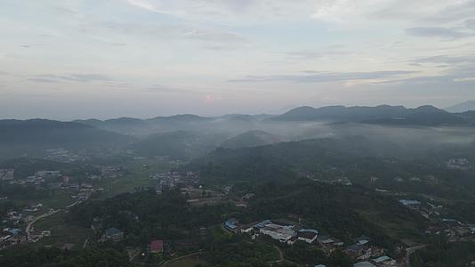 航拍清晨日出大山云雾视频的预览图
