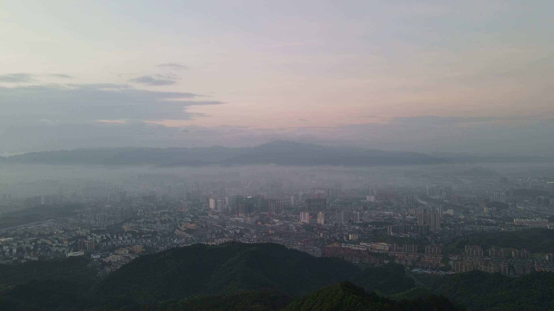 航拍城市清晨日出云雾视频的预览图