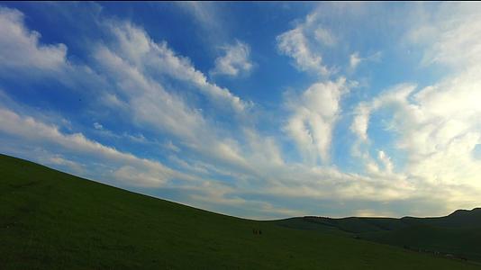 4K实拍草原风光蓝天白云视频的预览图