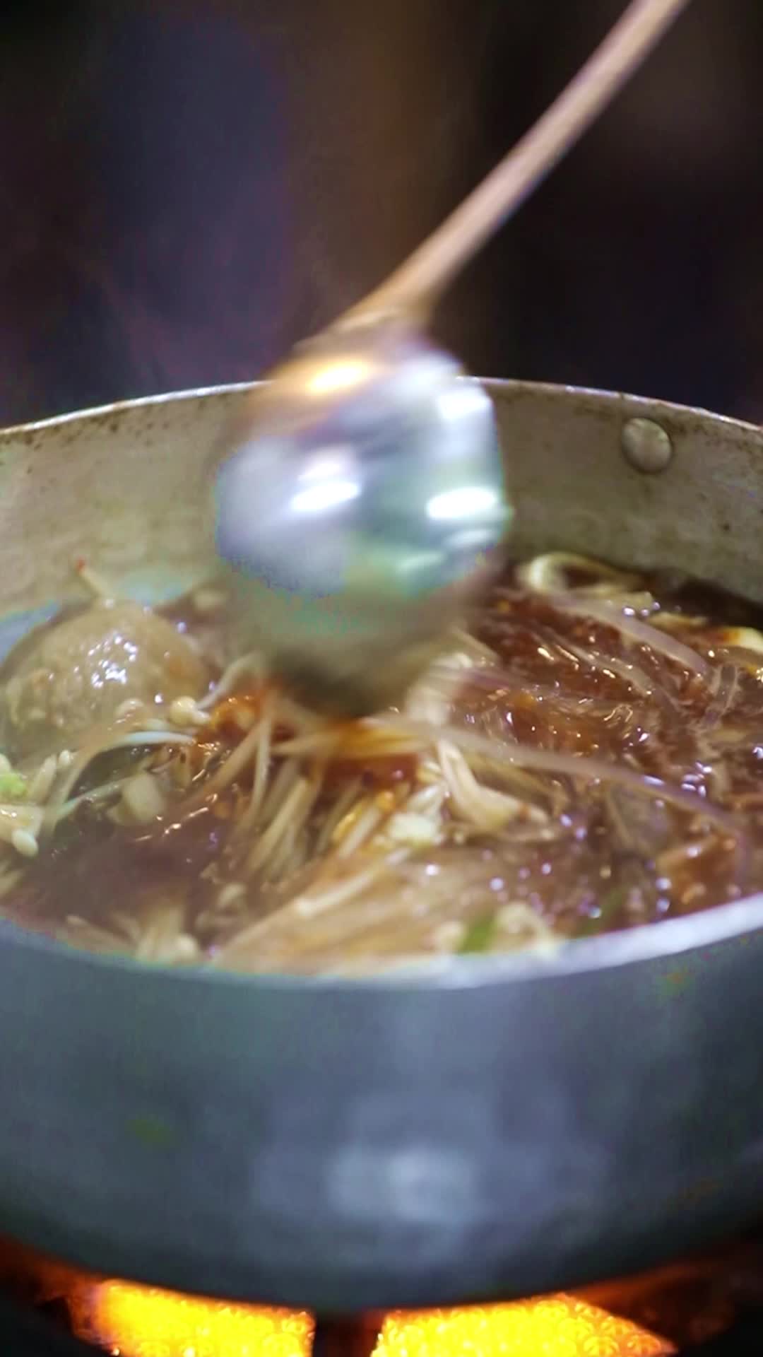 传统美食小吃澳门牛杂面视频的预览图