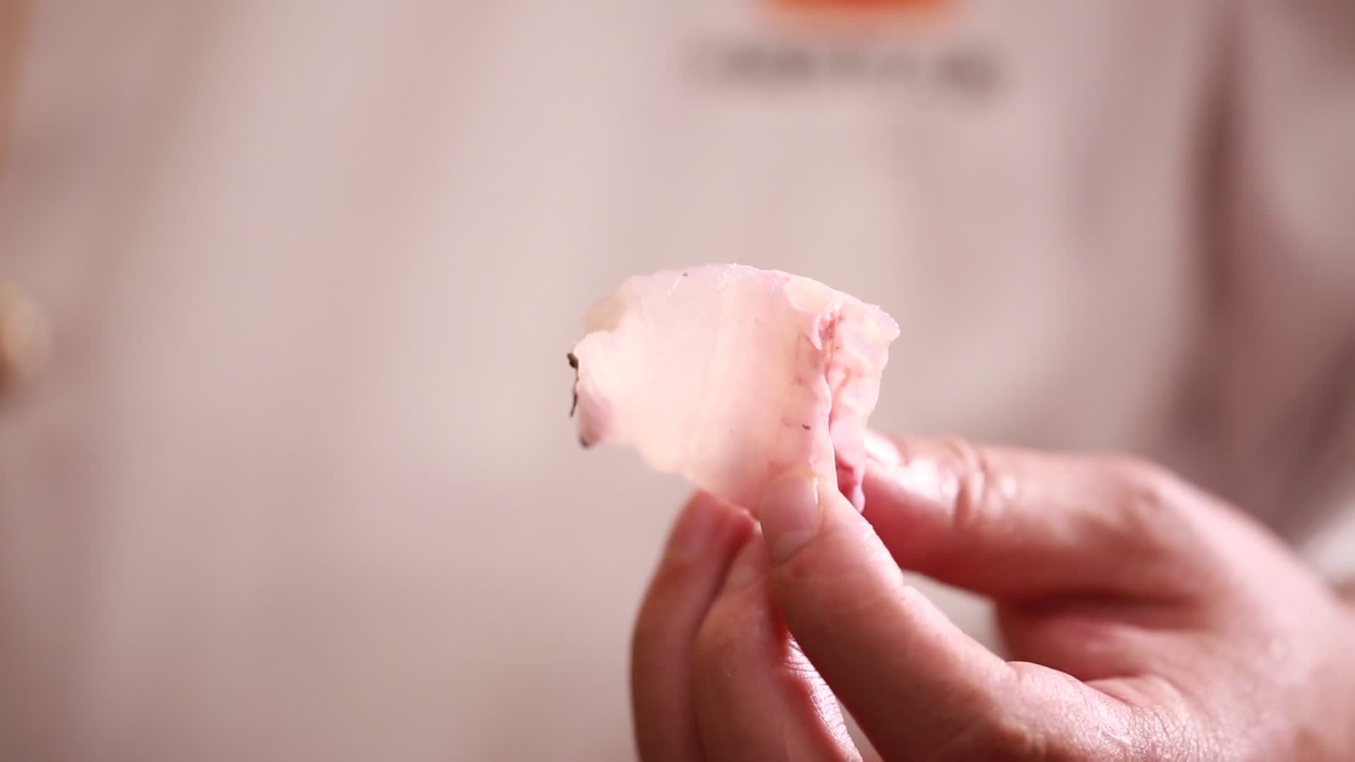 厨师切鱼块片鱼肉视频的预览图