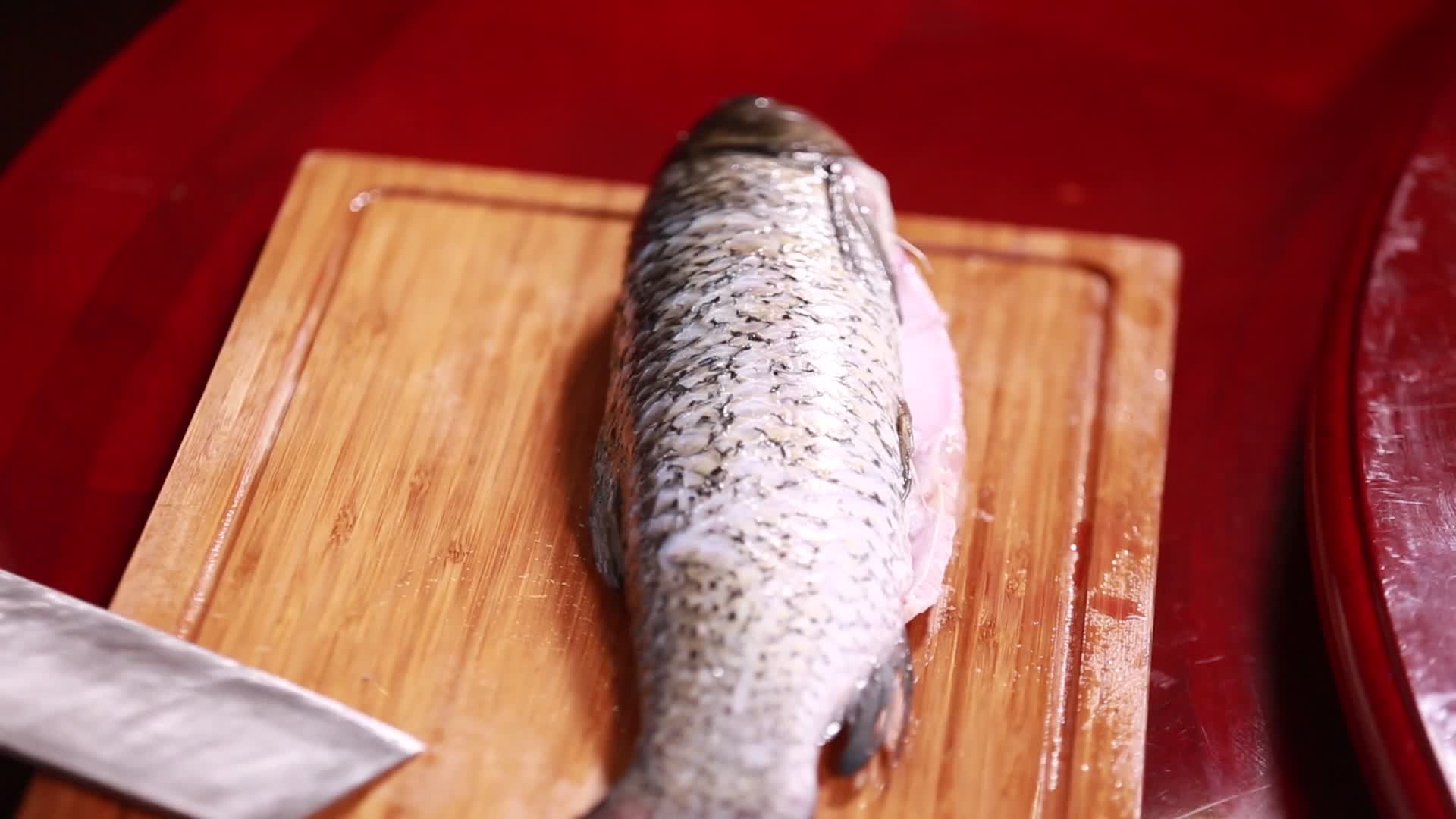 厨师切鱼块花刀片鱼肉视频的预览图