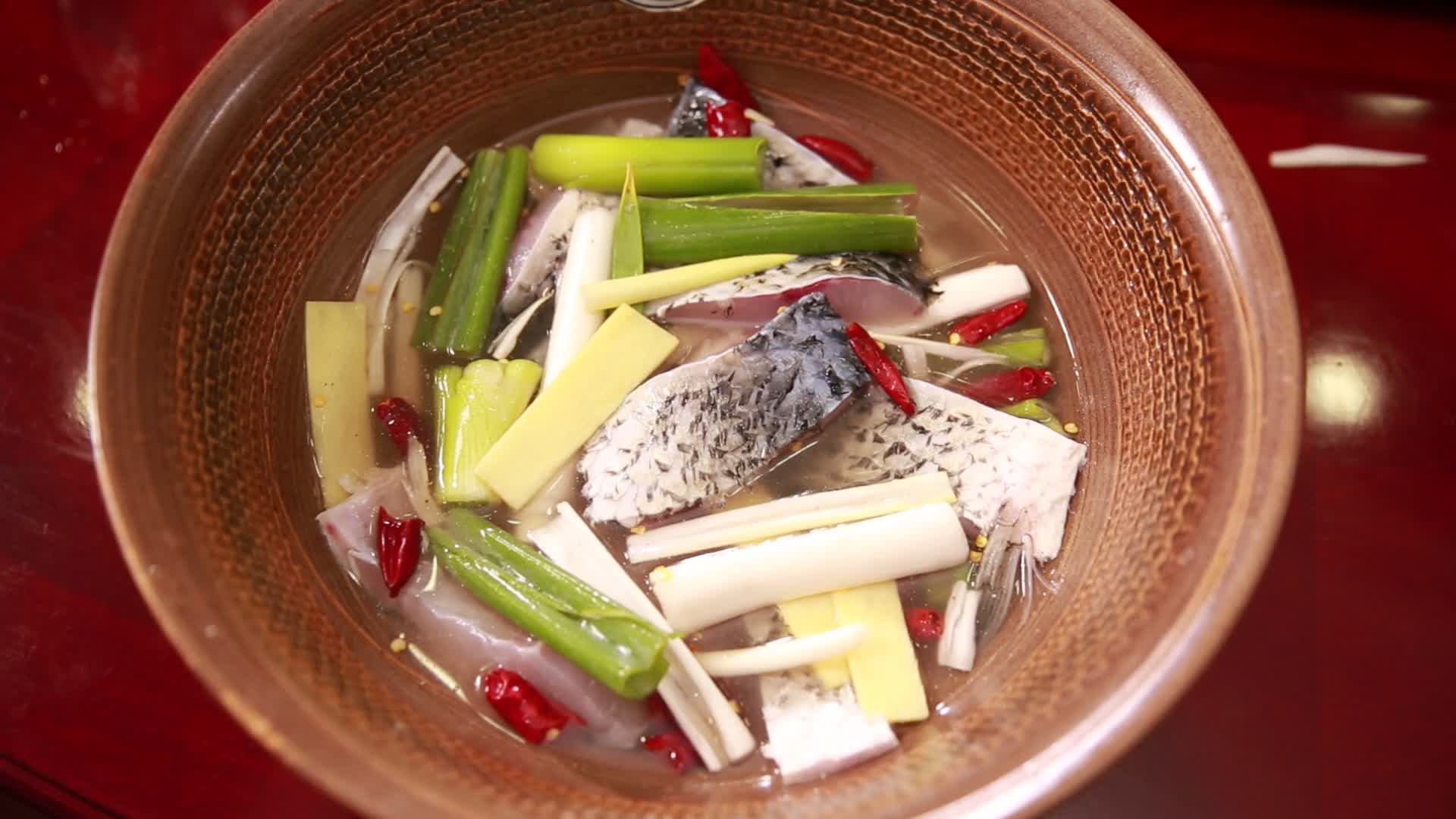 葱姜腌制鱼肉视频的预览图
