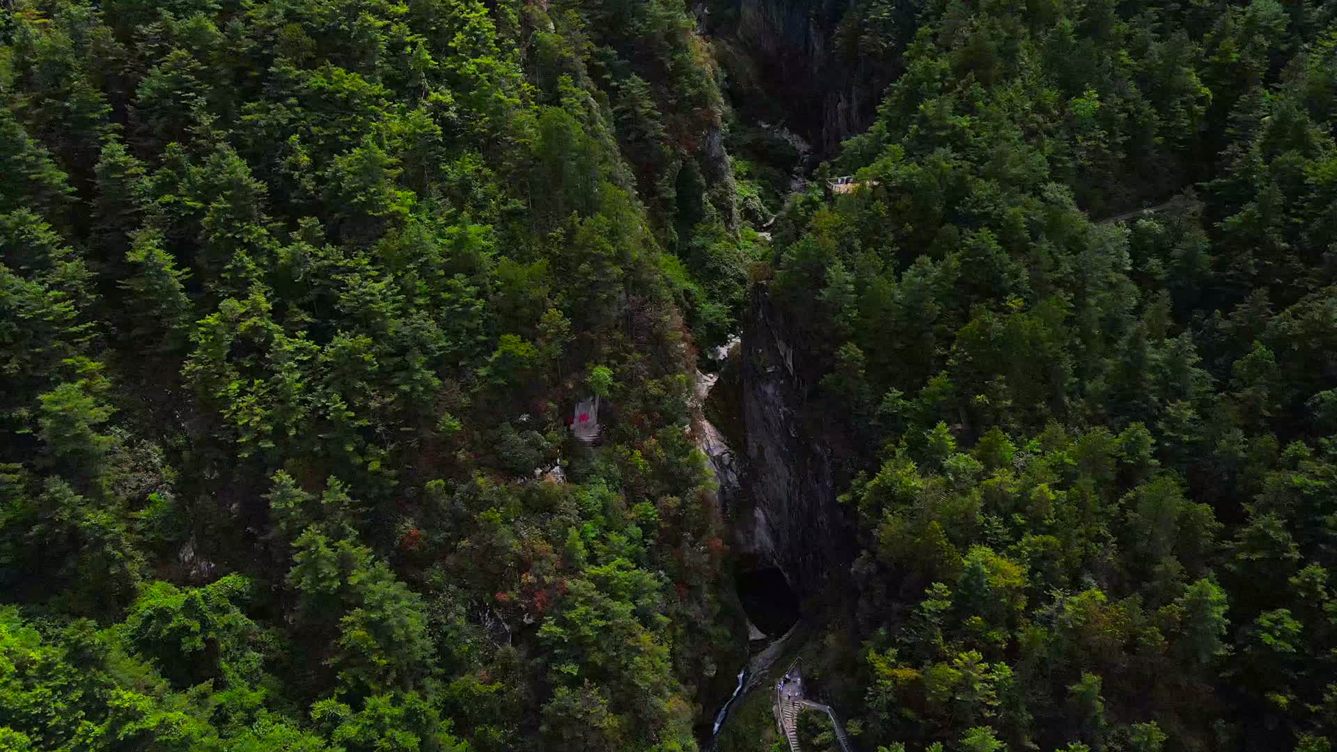 4k高山峡谷绿色森林植被航拍视频的预览图
