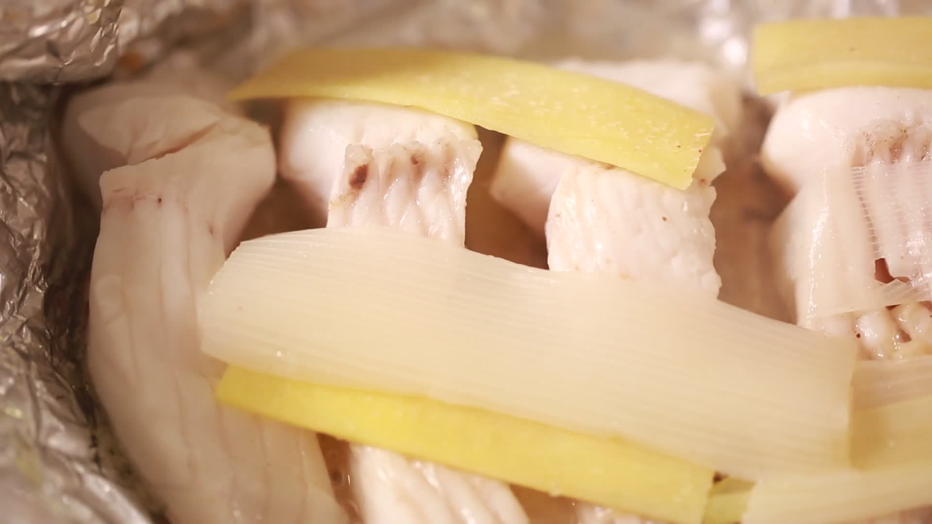 烤鱼锡纸鱼肉视频的预览图