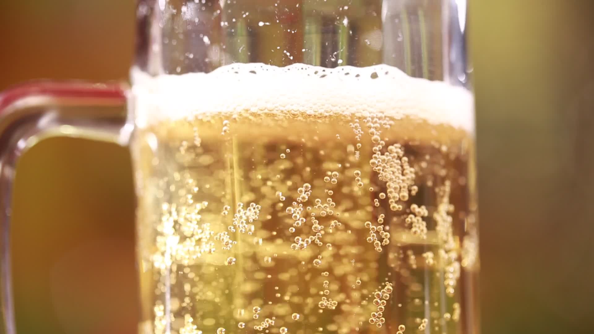 实拍啤酒杯里气泡视频的预览图