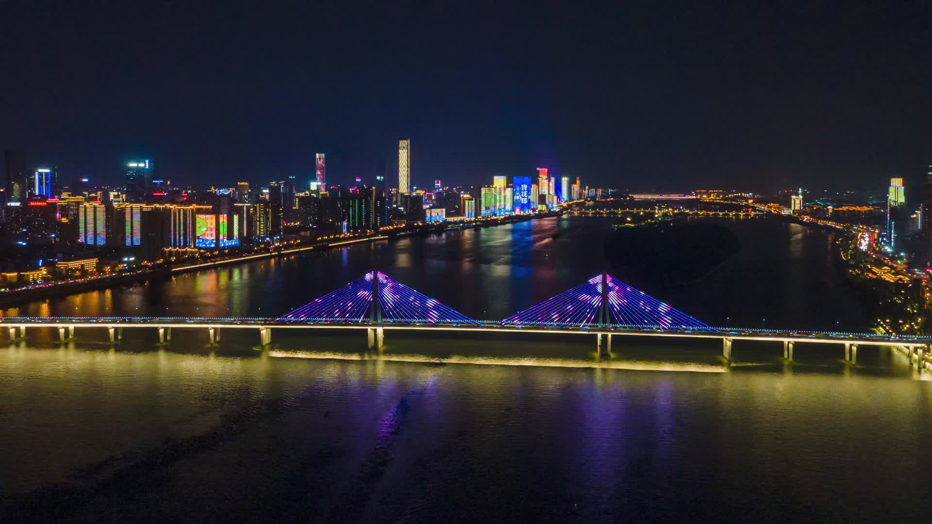 航拍湖南长沙银盆岭大桥夜景灯光视频的预览图
