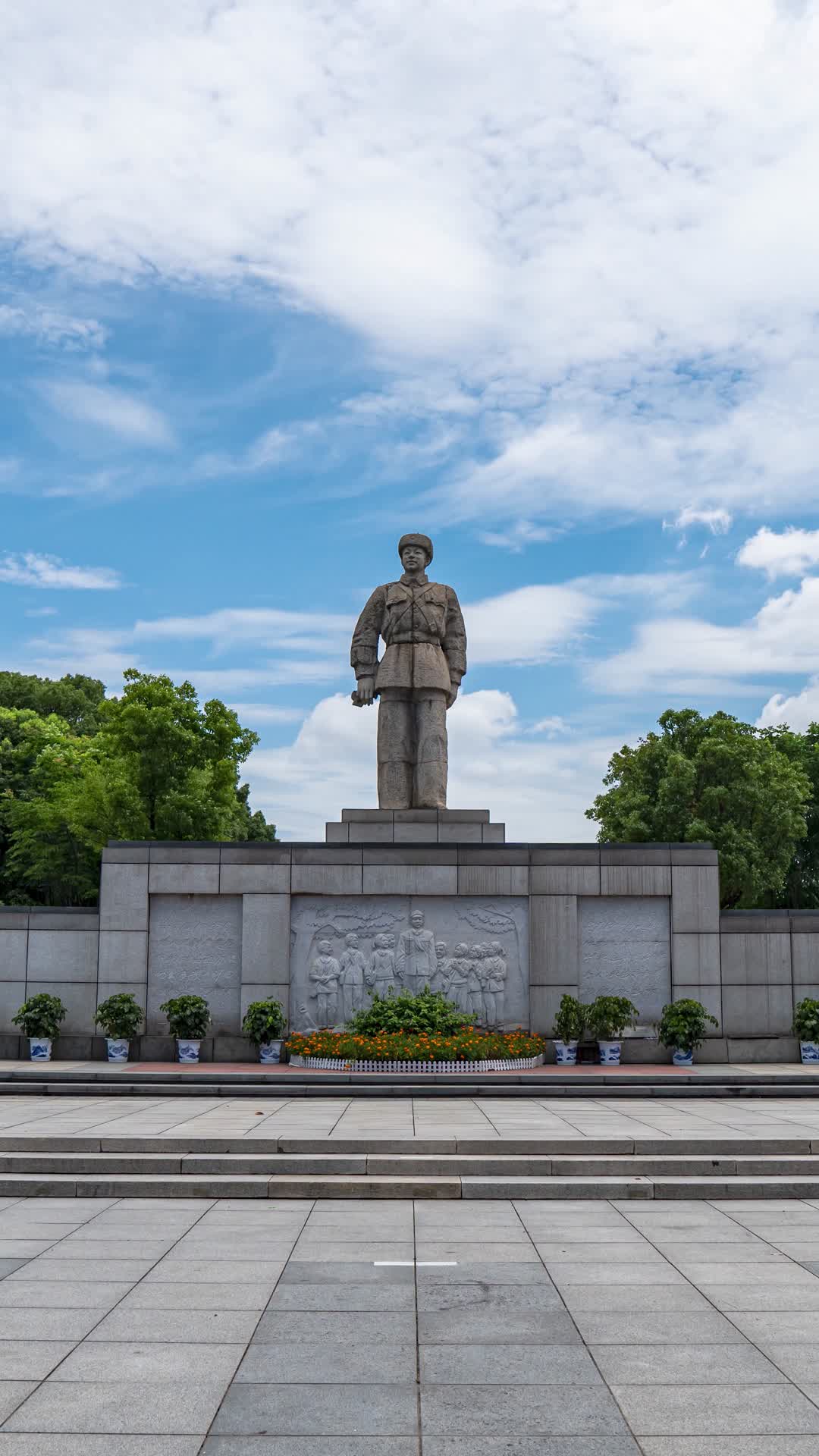 湖南长沙雷锋纪念馆雷锋雕像延时摄影视频的预览图
