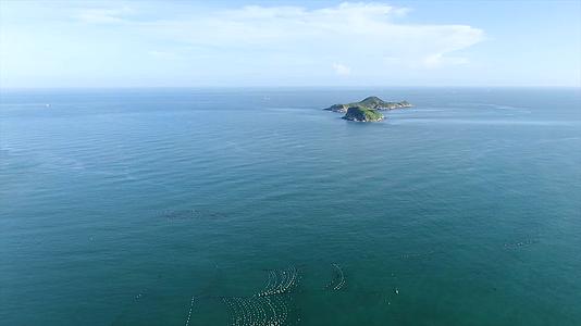 沿海孤岛航拍前进航拍视频的预览图