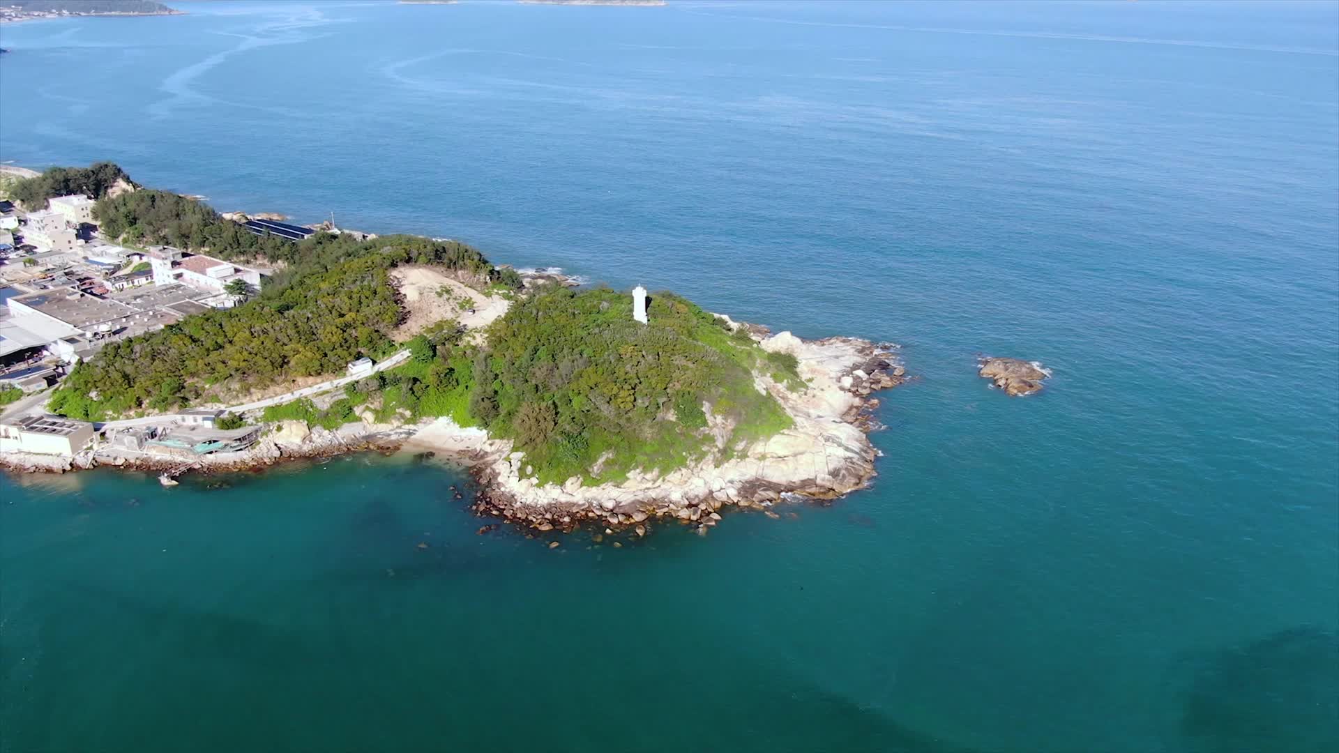 4K航拍东南沿海突出半岛丘陵高地视频的预览图