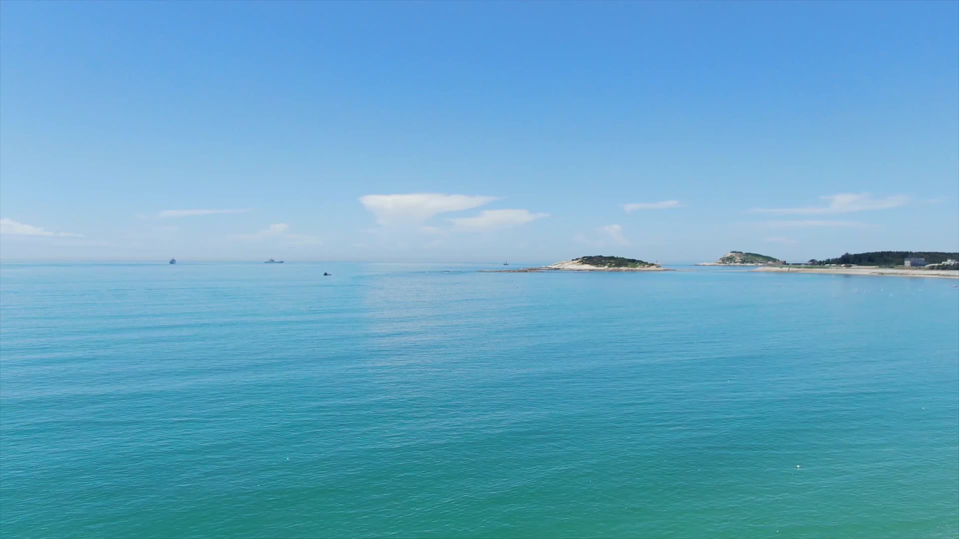 4K航拍福建漳州东山岛蔚蓝的大海视频的预览图