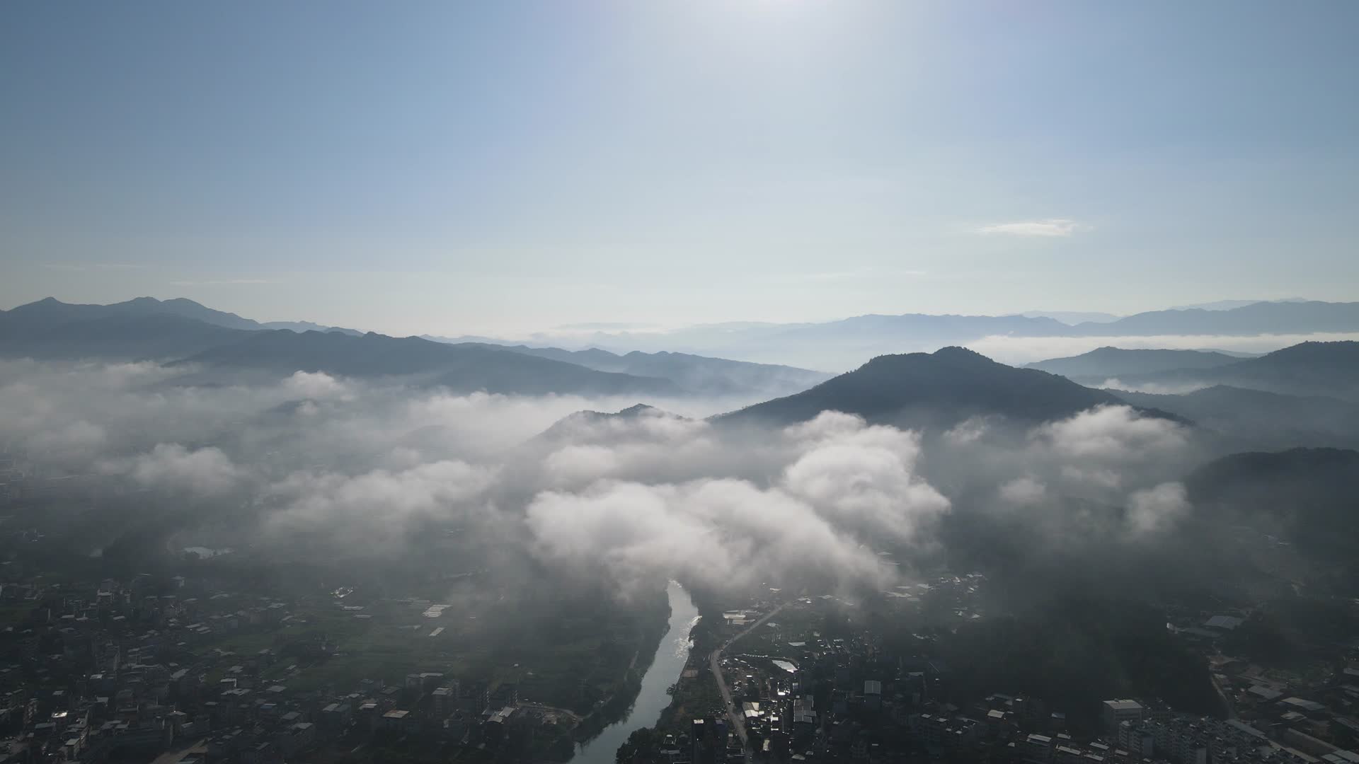航拍青城城市云雾缭绕视频的预览图