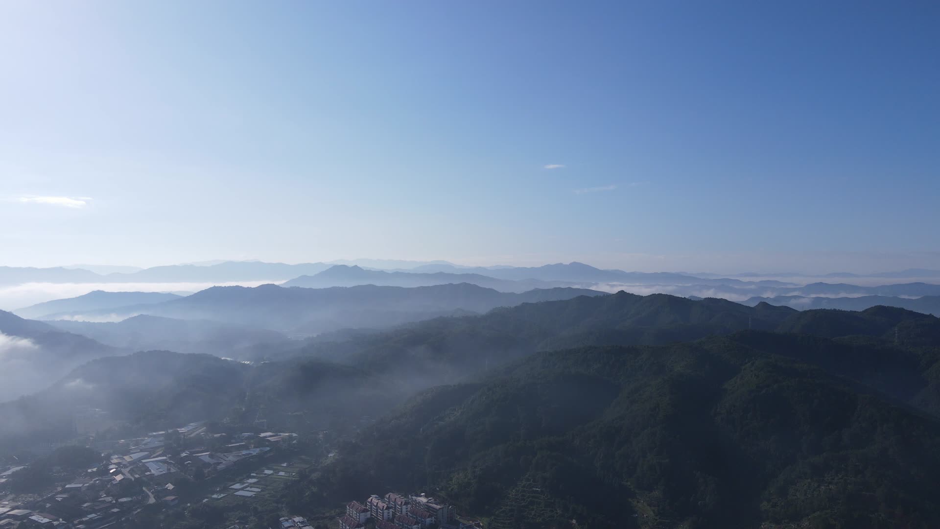 航拍清晨山间云雾缭绕自然风光视频的预览图