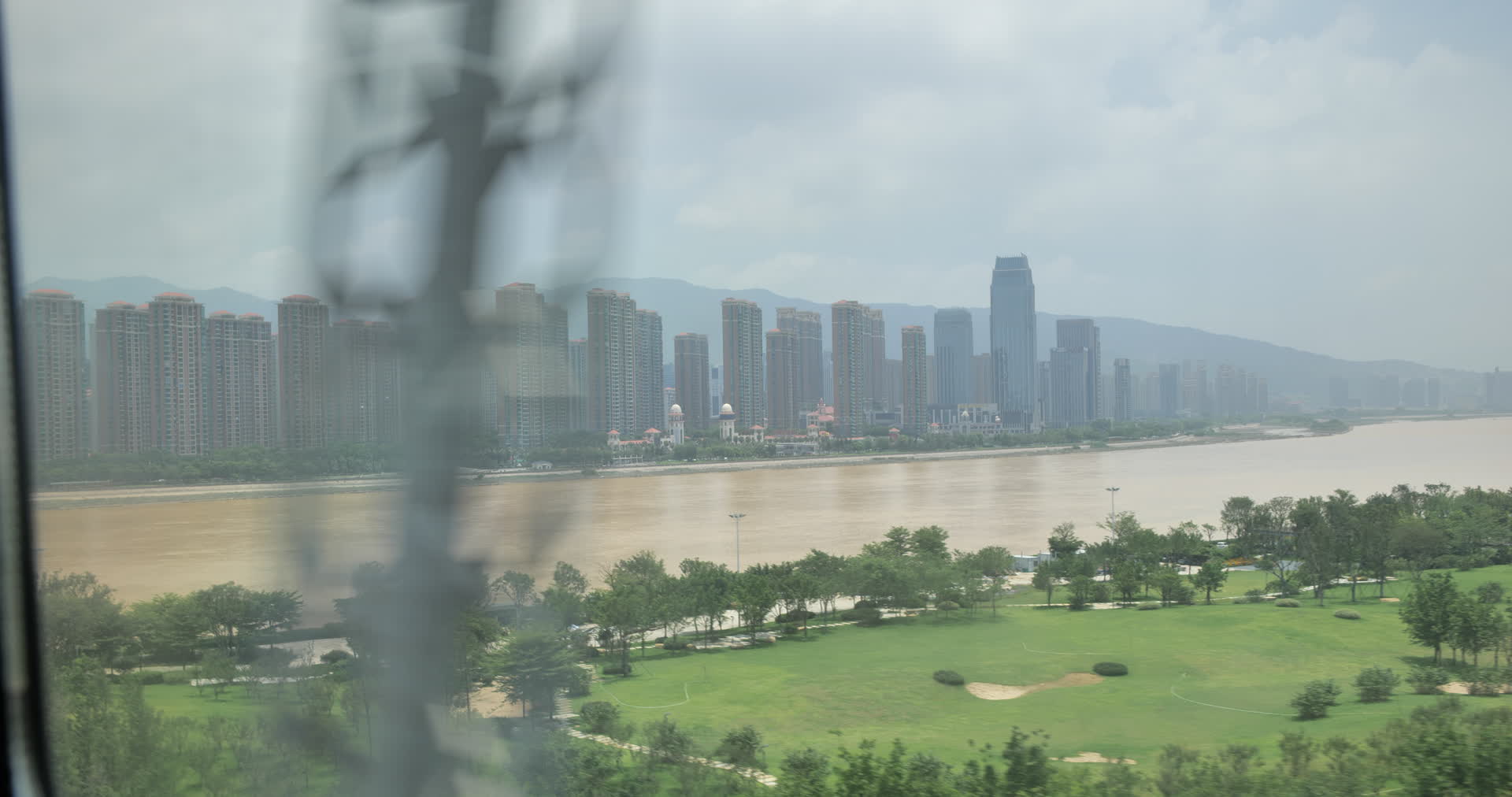 动车窗外的福州江滨风景视频的预览图