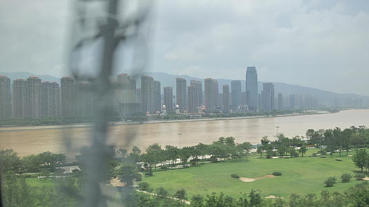 动车窗外的福州江滨风景视频的预览图