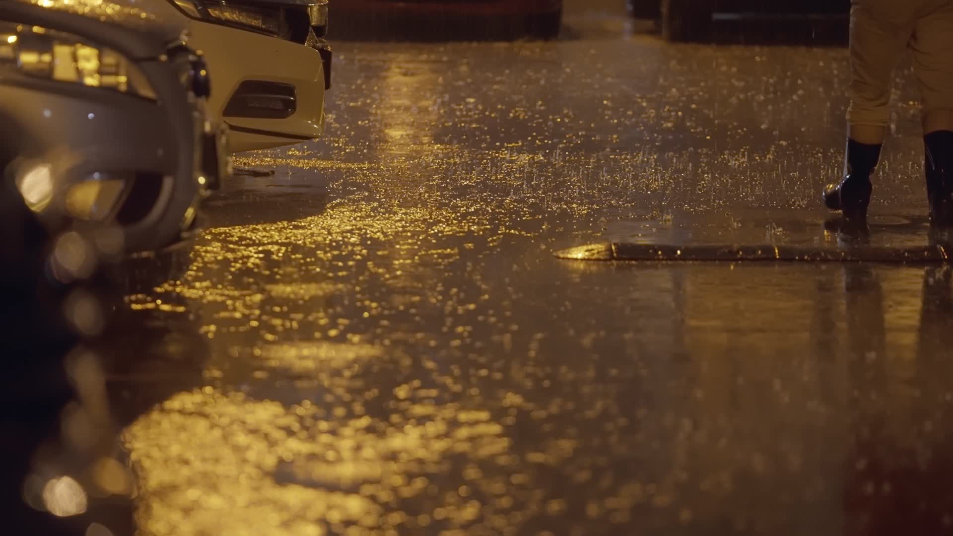 倾盆大雨中的停车场视频的预览图