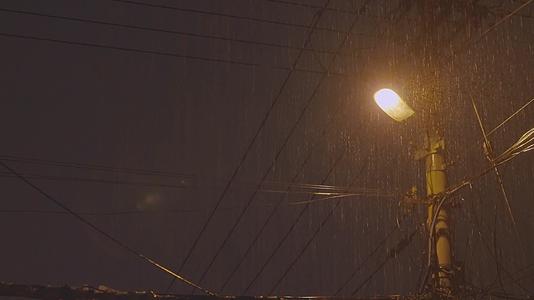 路灯下的倾盆大雨视频的预览图