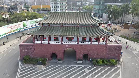 航拍广州东莞延安门历史古建筑视频的预览图