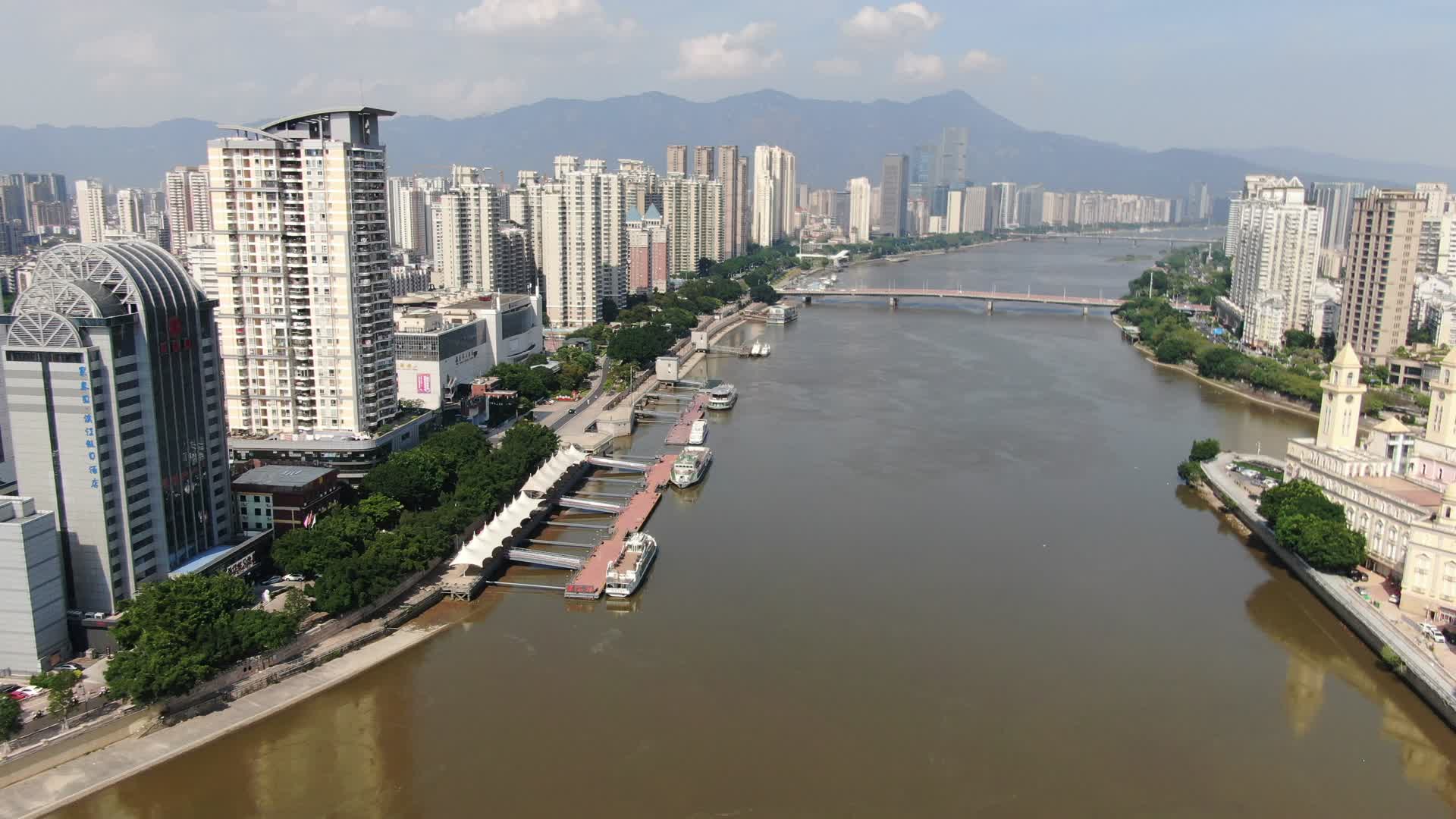 航拍福建福州闽江两岸高楼建筑视频的预览图