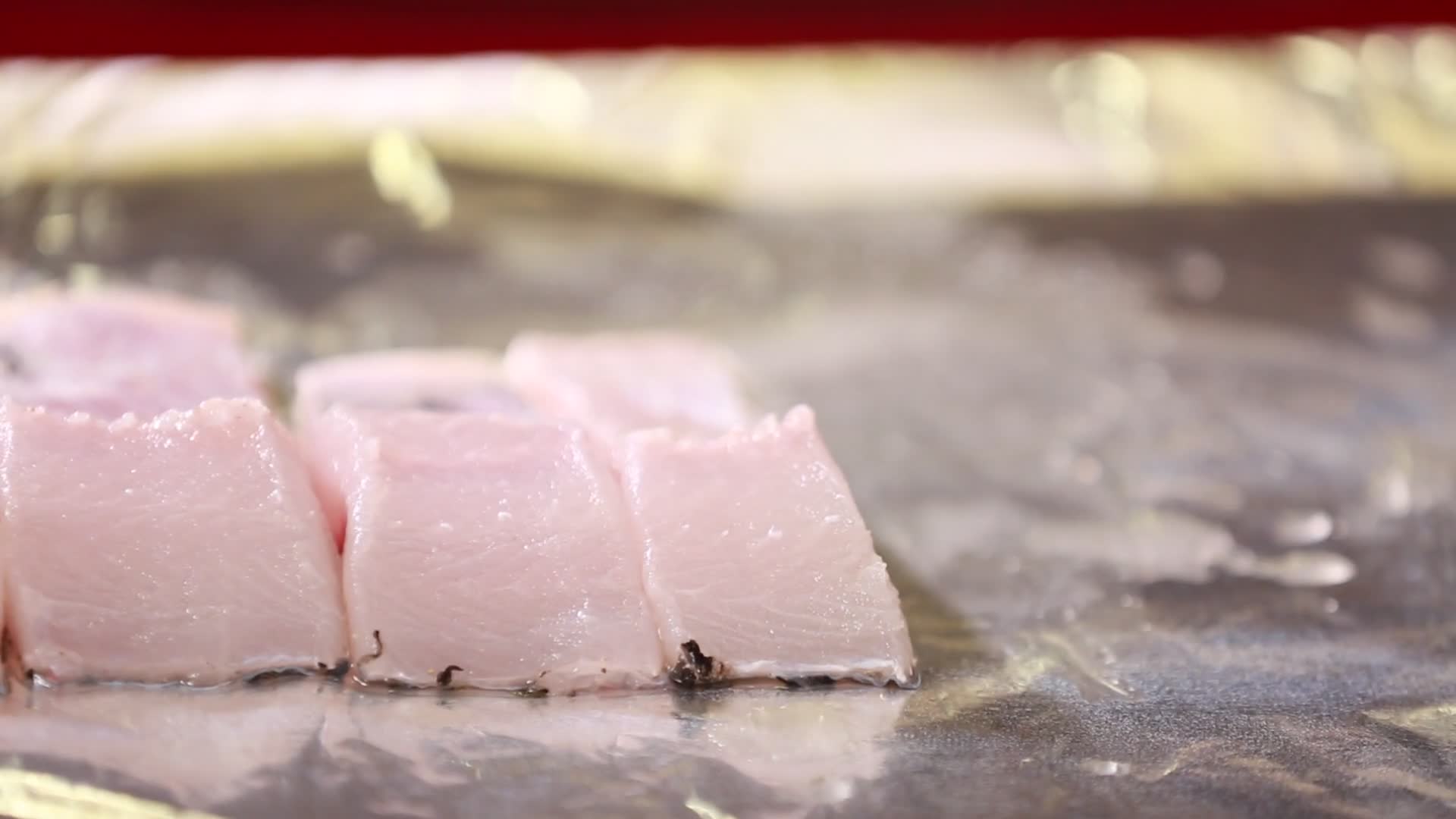 锡纸上的鱼肉视频的预览图