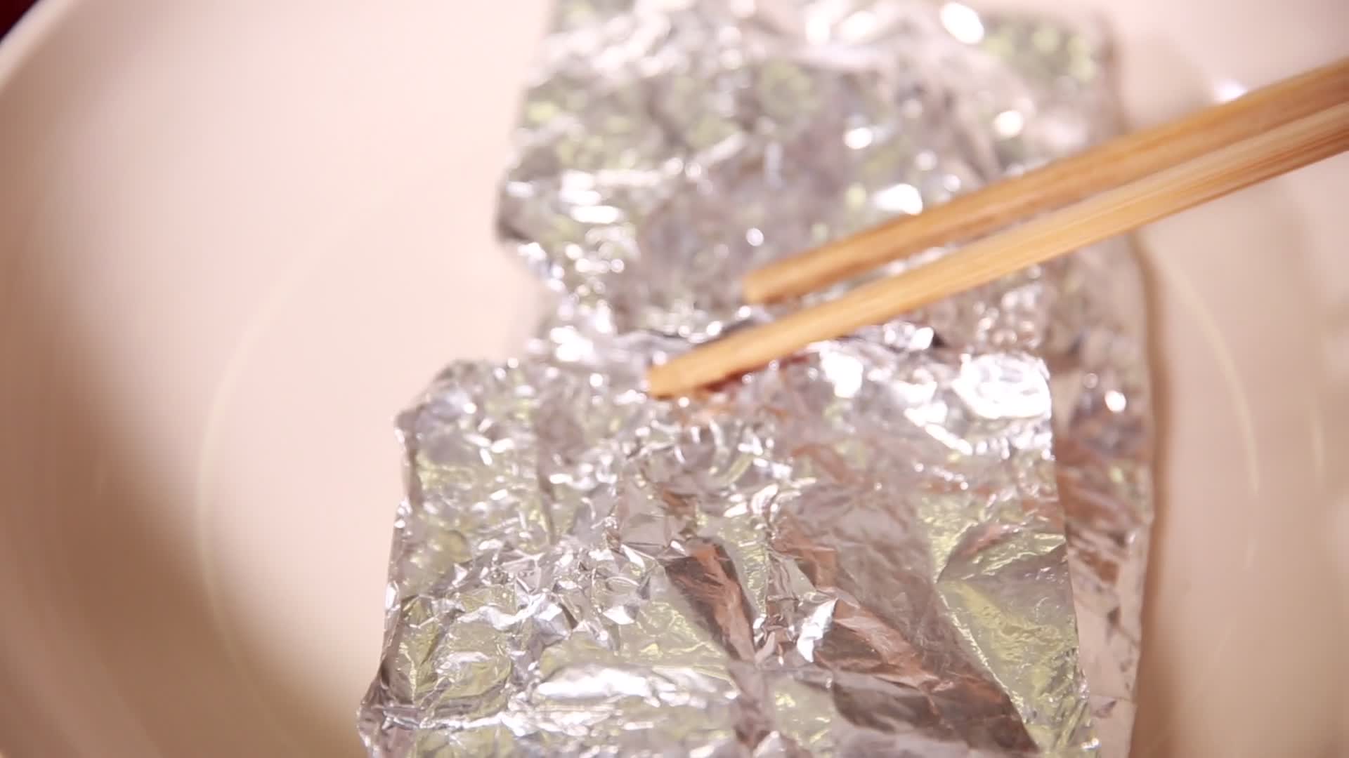 锡纸平底锅烤鱼肉视频的预览图
