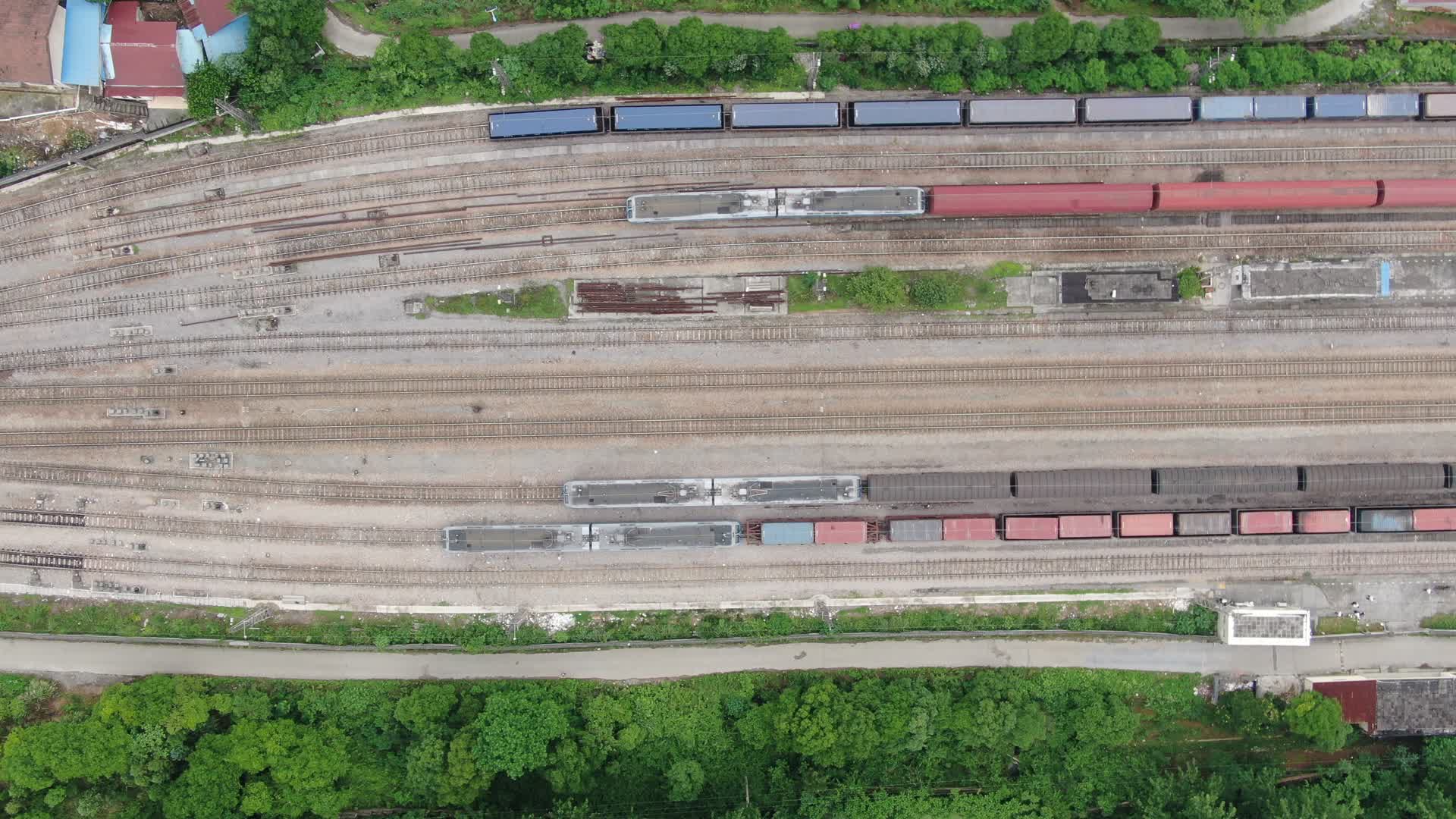 俯拍火车交通运输视频的预览图
