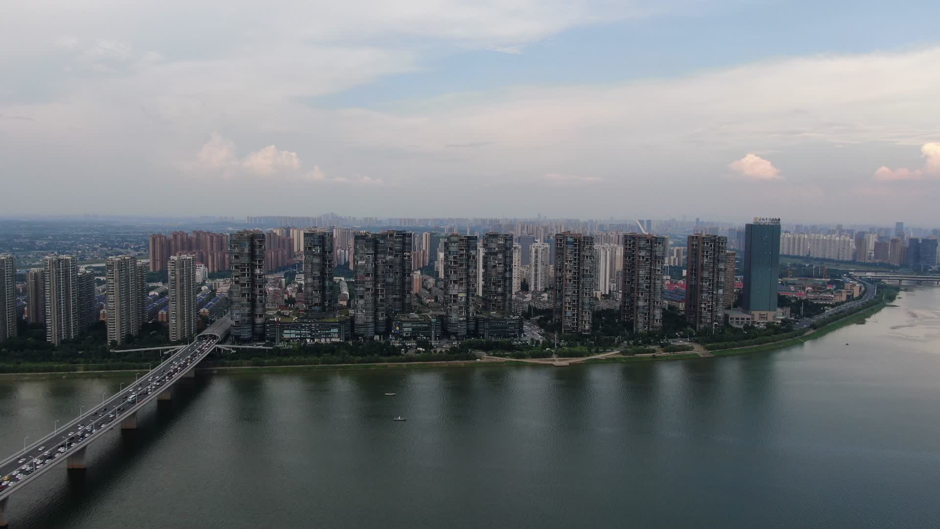 航拍湖南长沙湘江世纪城福元路大桥交通视频视频的预览图