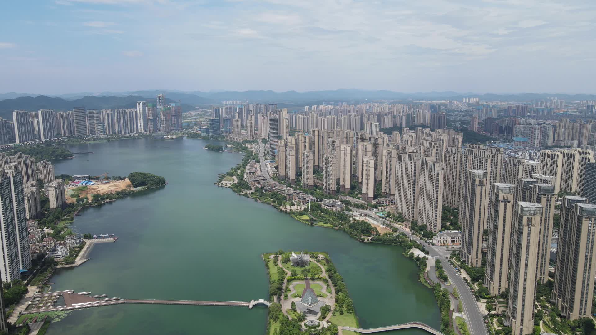 航拍湖南长沙梅溪湖公园节庆岛城市高楼视频的预览图