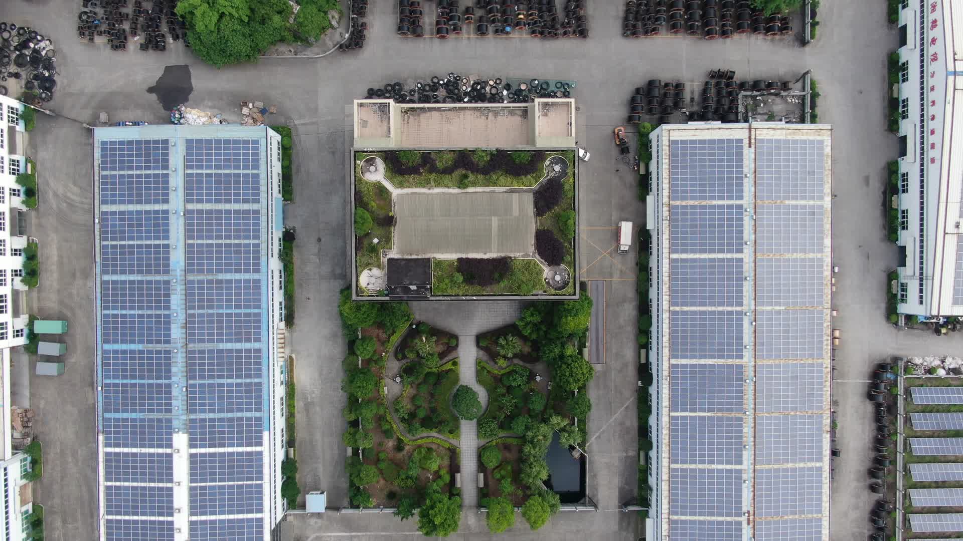 俯拍新能源太阳能工厂厂房视频的预览图