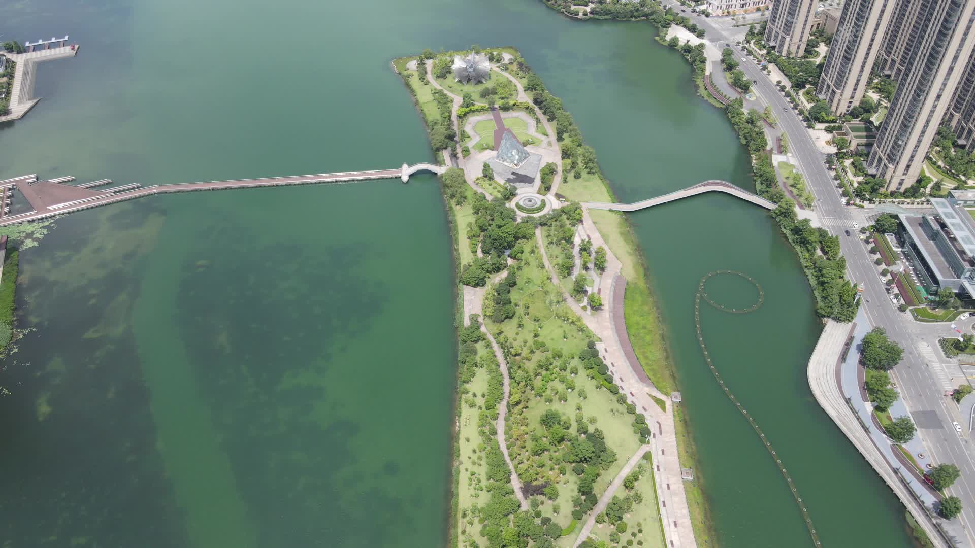 航拍湖南长沙梅溪湖公园节庆岛视频的预览图