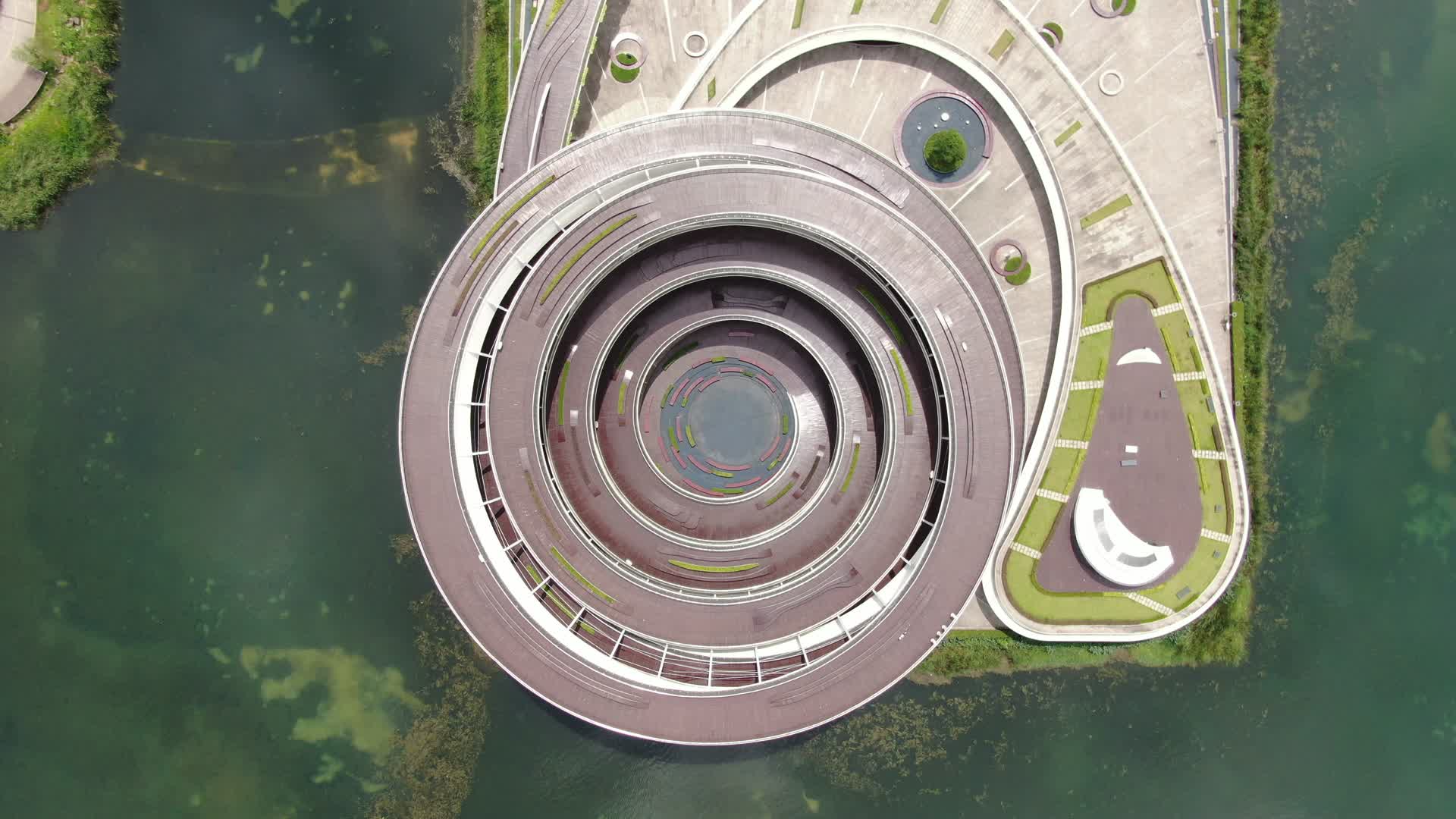航拍湖南长沙梅溪湖城市阳台视频的预览图
