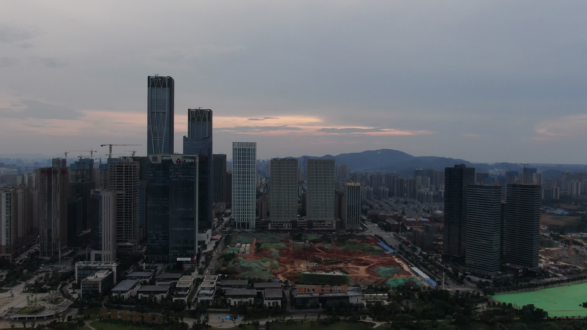 航拍福建城市日落晚霞视频的预览图