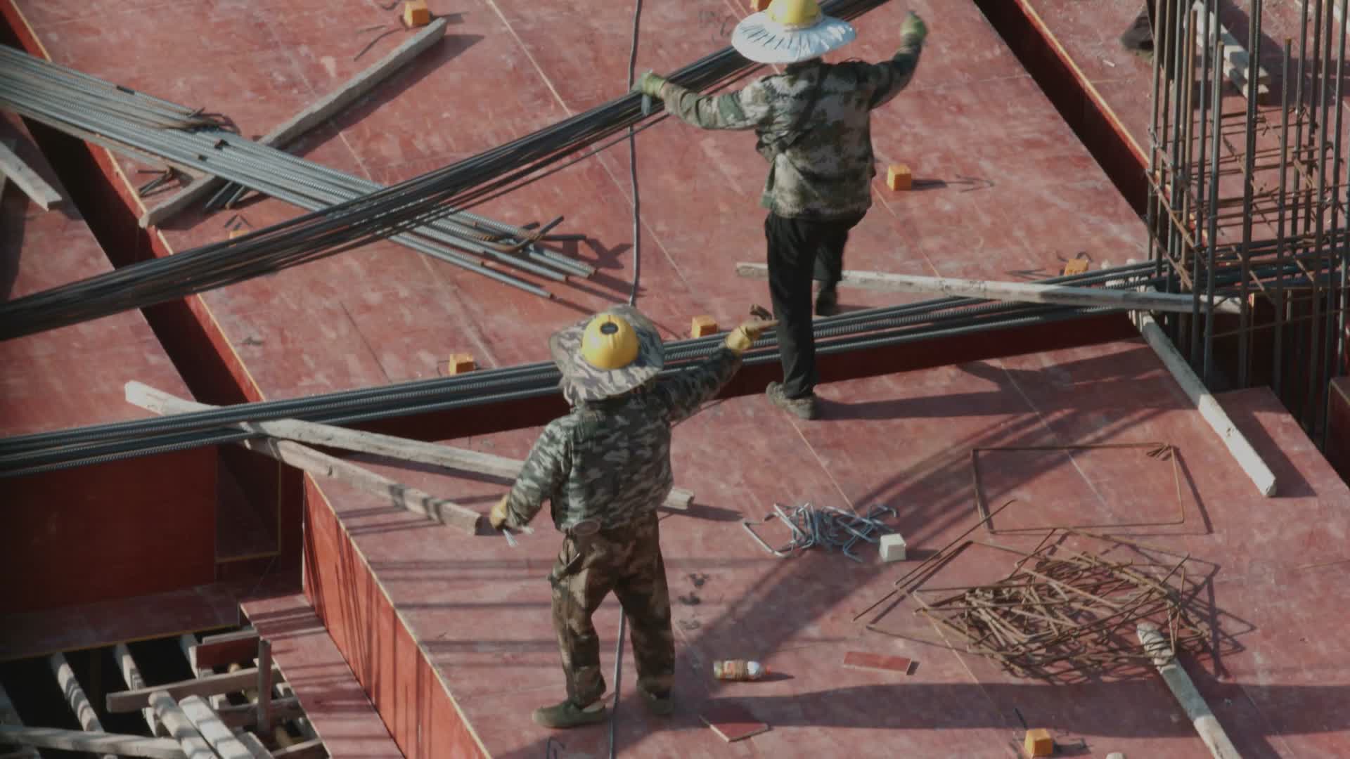 工地建筑工人吊钢筋吊车视频的预览图