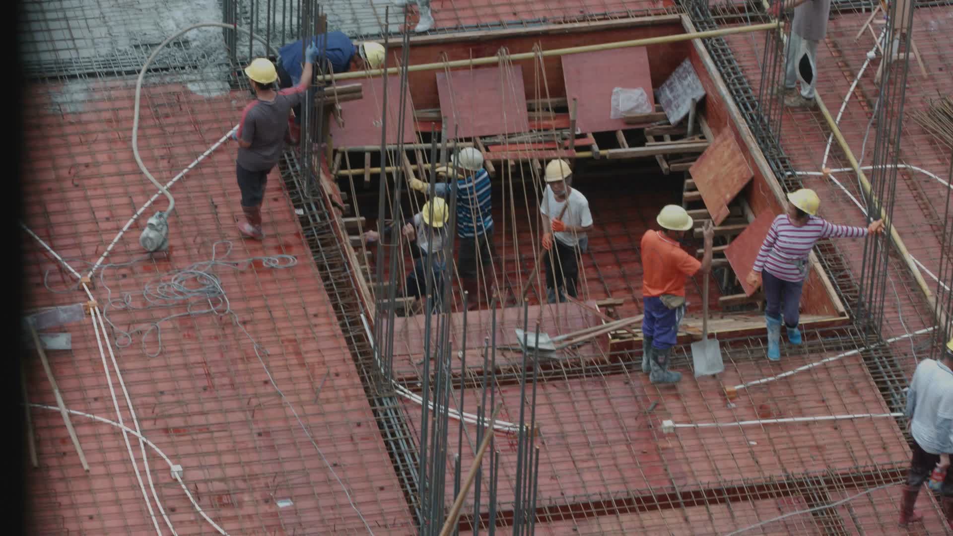 工地建筑工人建设房子视频的预览图