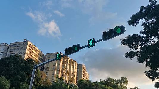 实拍城市交通红绿灯灯牌视频的预览图