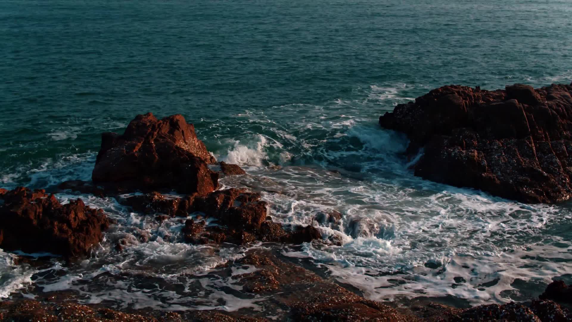 海浪拍打礁石空镜视频的预览图