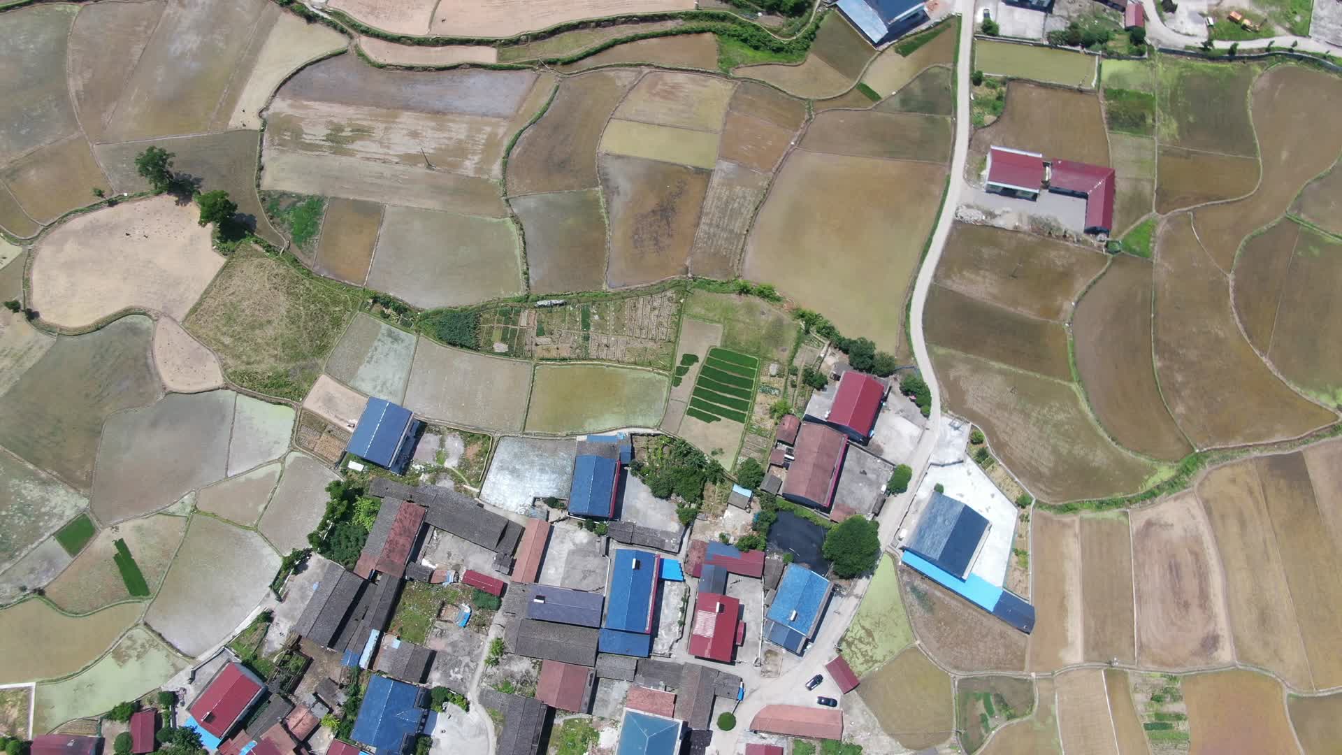 航拍乡村田野农村风光视频的预览图