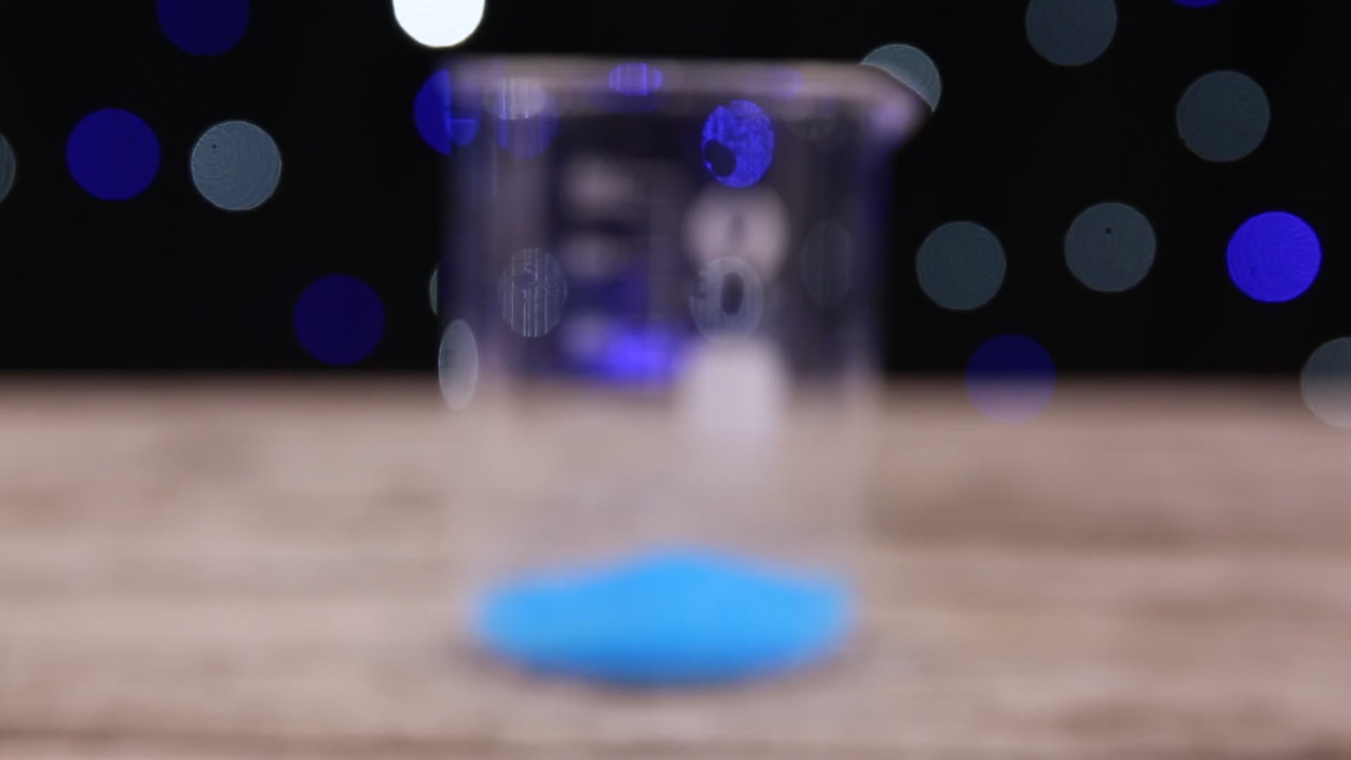 烧杯装化学蓝钒视频的预览图