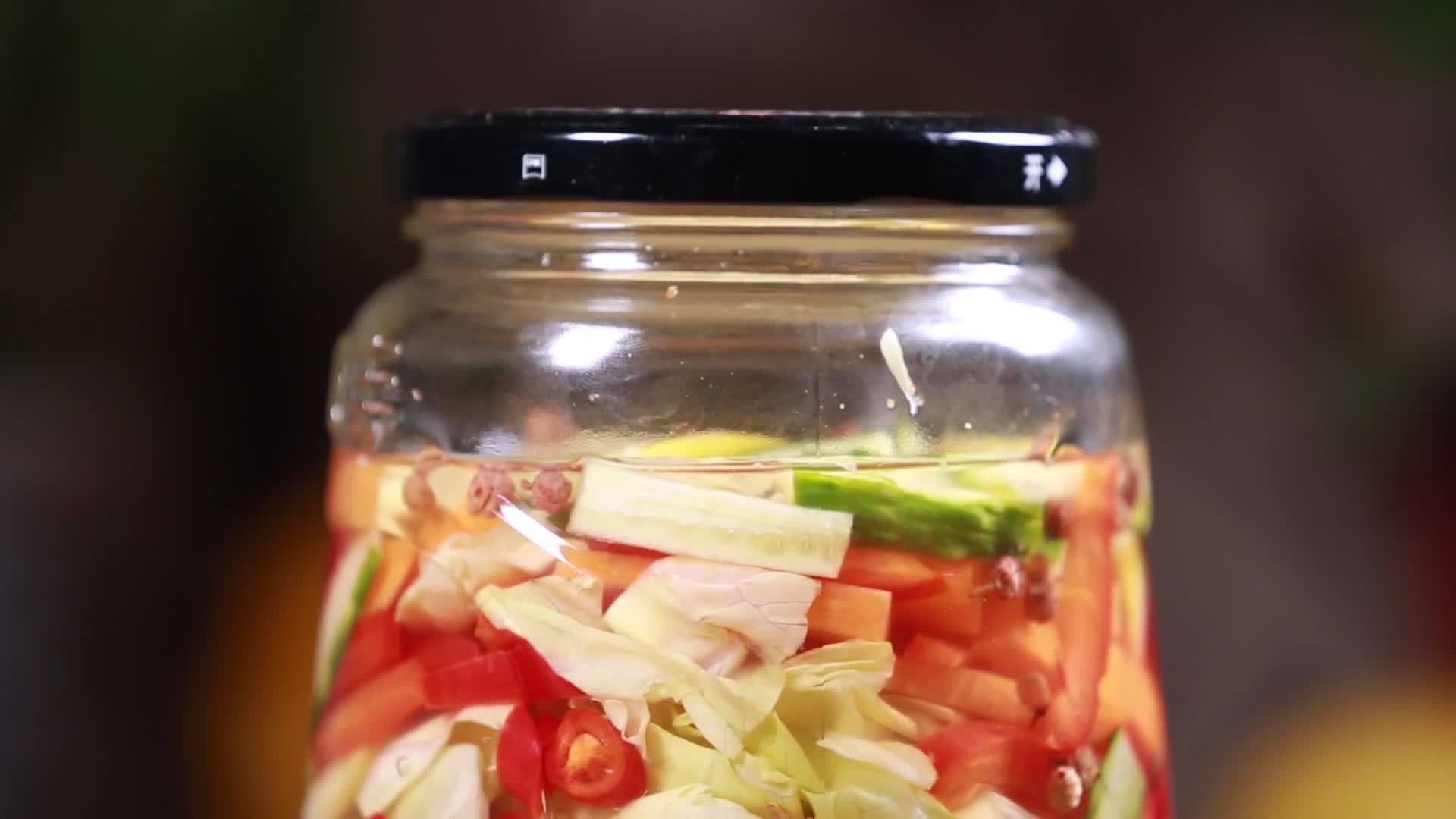 夏季密封罐腌制四川泡菜视频的预览图