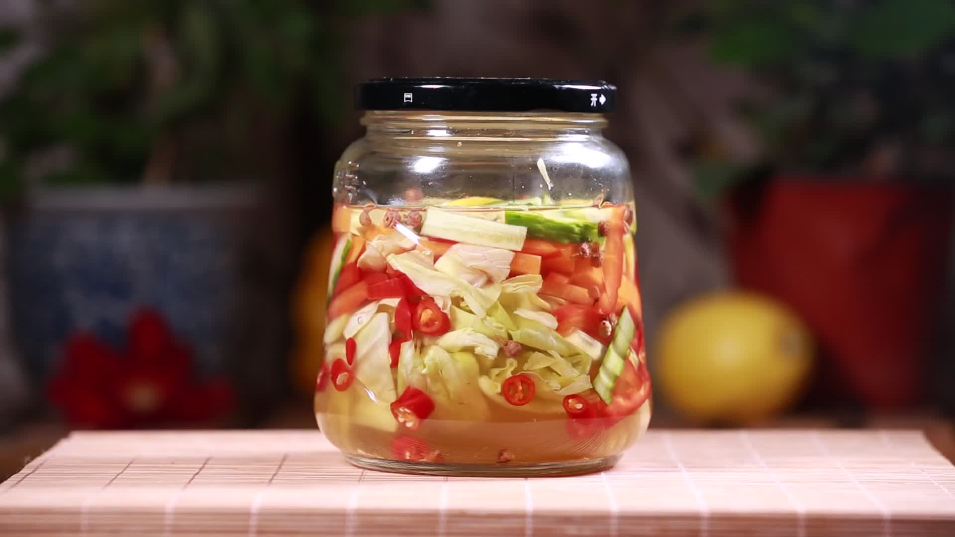 夏季密封罐腌制四川泡菜视频的预览图