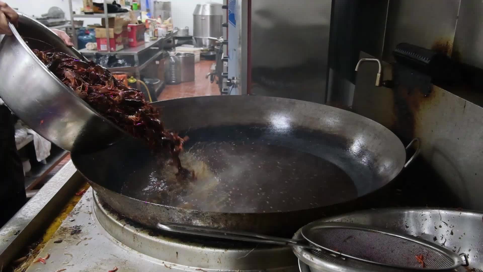 下油锅油炸小龙虾视频的预览图