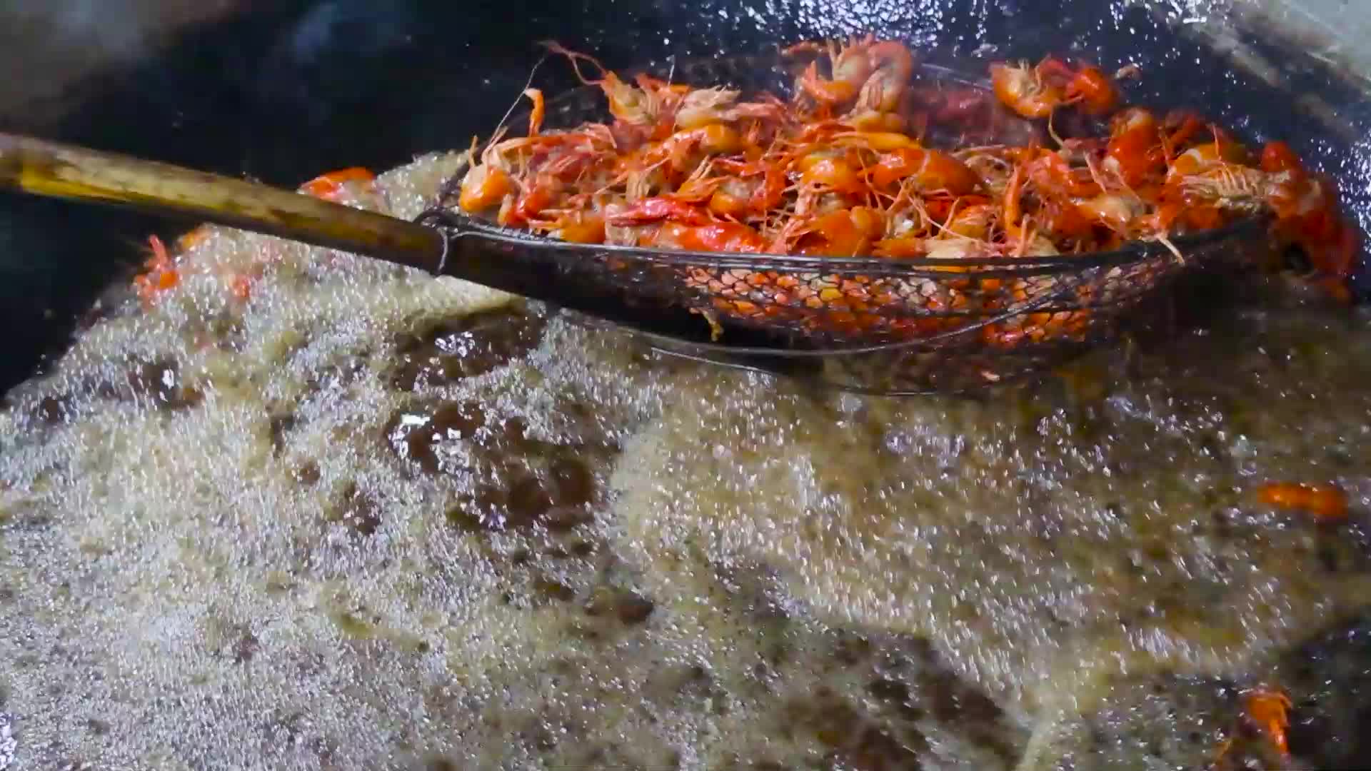 下油锅油炸卤小龙虾视频的预览图