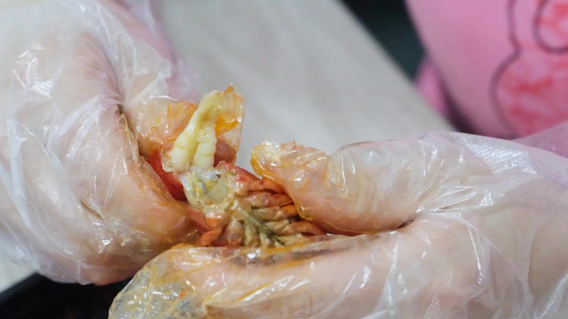 手剥开小龙虾龙虾肉展示视频的预览图