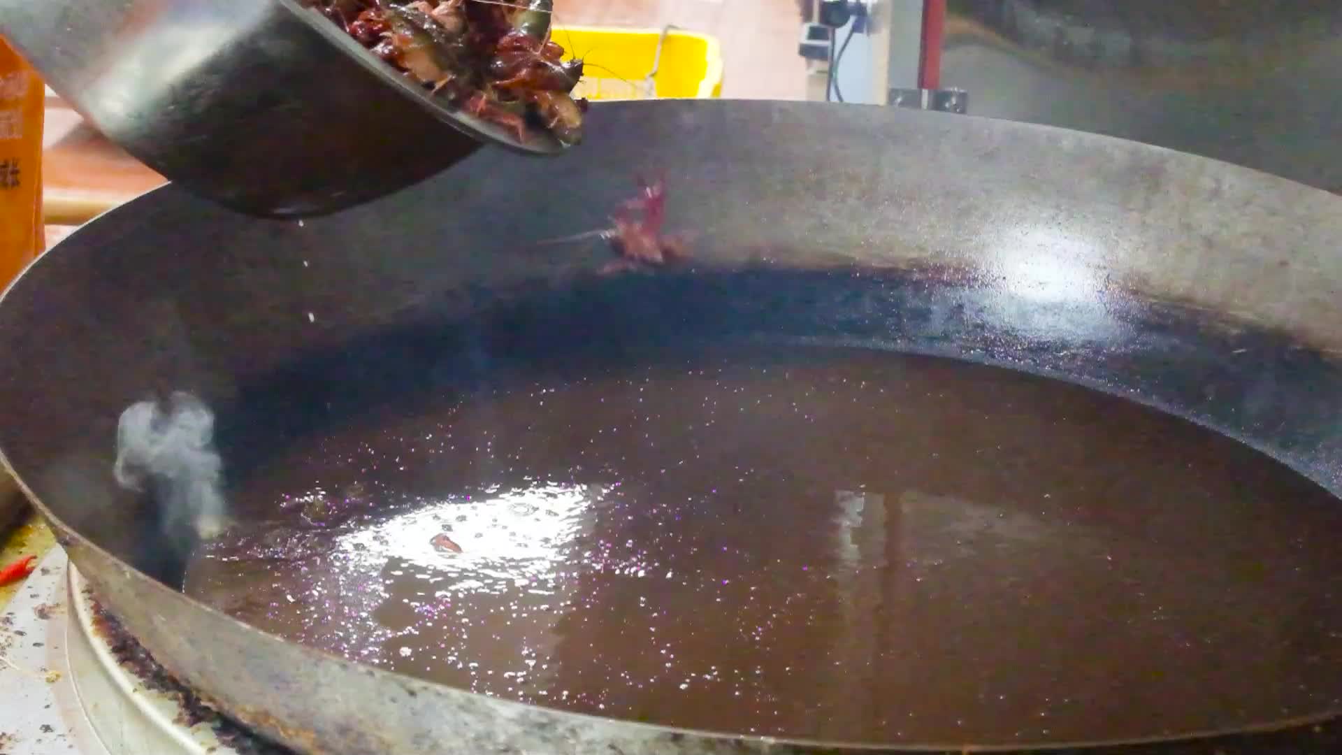 爆炒小龙虾升格镜头视频的预览图