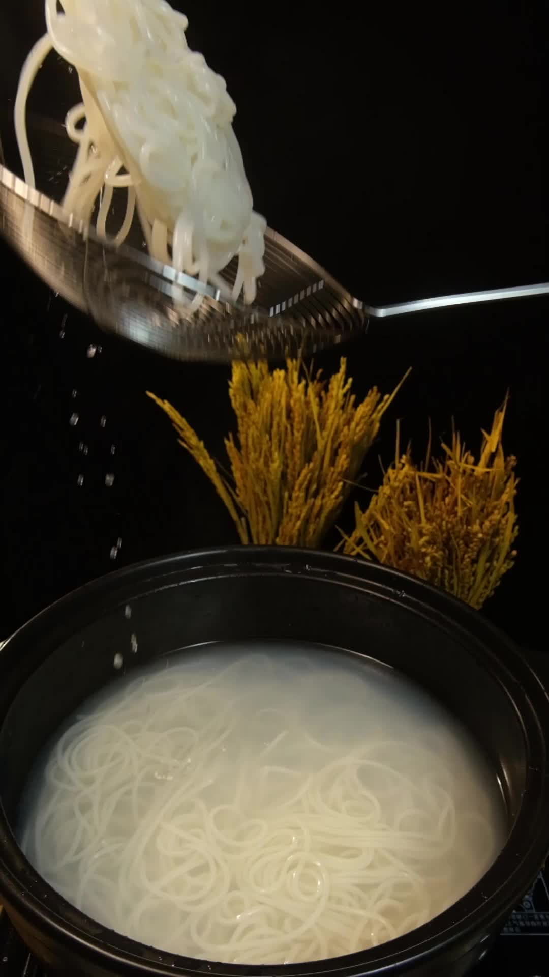抛起米粉煮粉螺蛳粉视频的预览图
