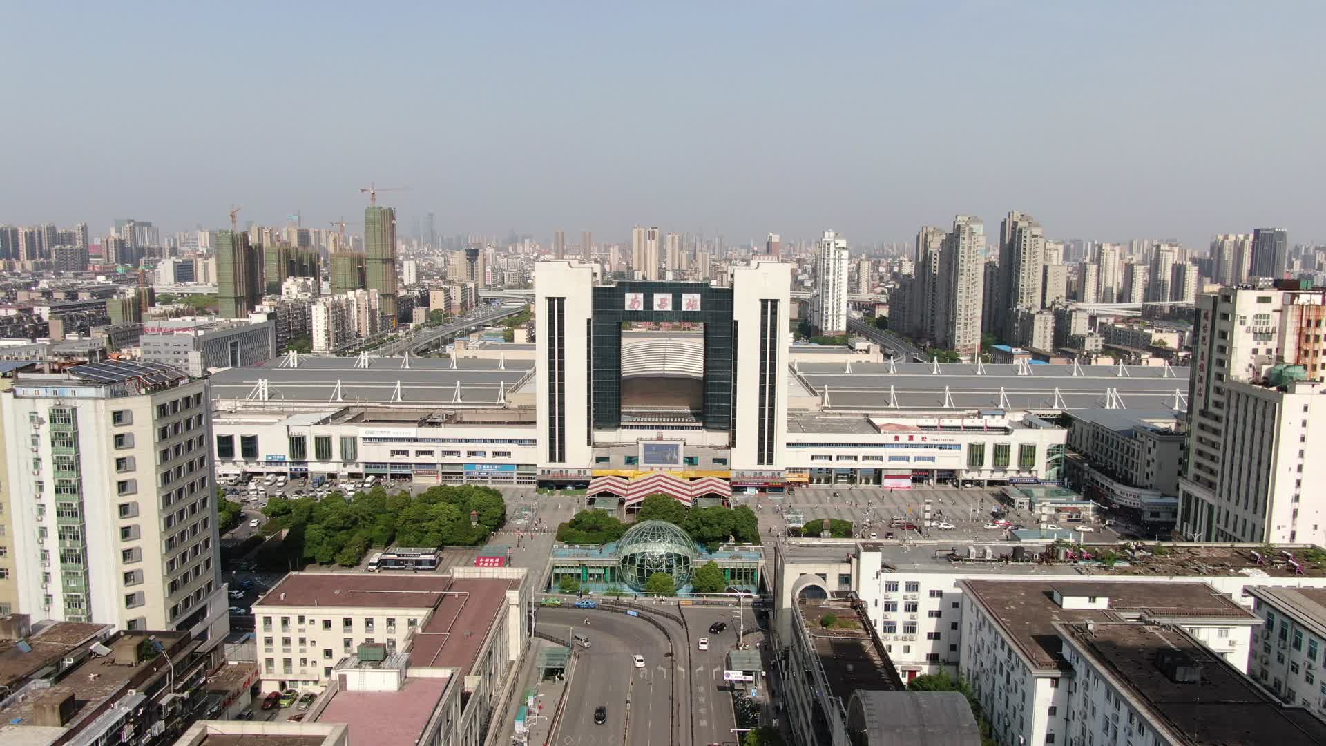 航拍江西南昌火车站视频的预览图