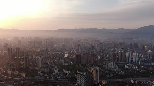 航拍城市日出朦胧视频的预览图