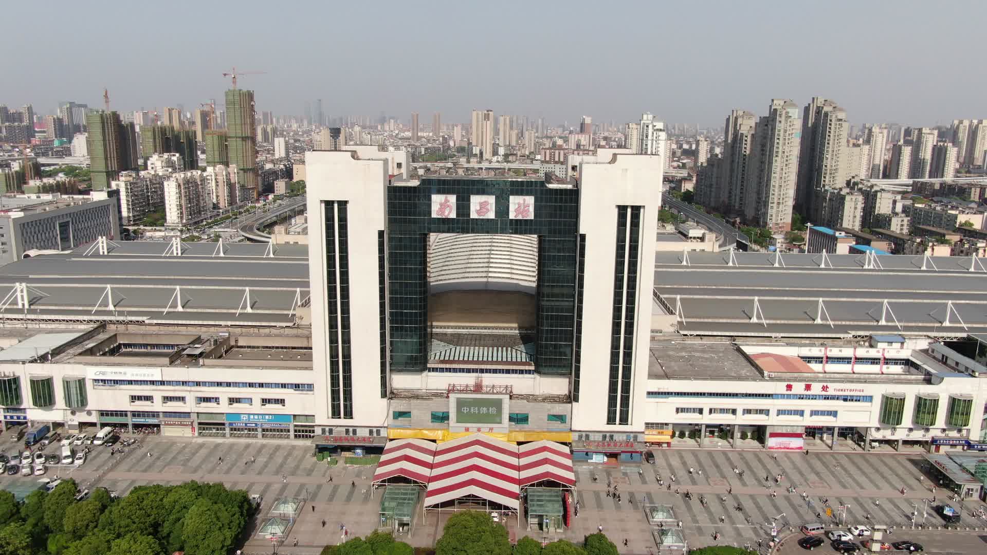 航拍江西南昌火车站交通视频视频的预览图