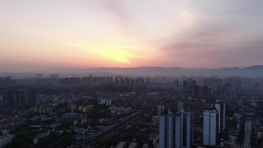 航拍城市日出晨雾弥漫视频的预览图